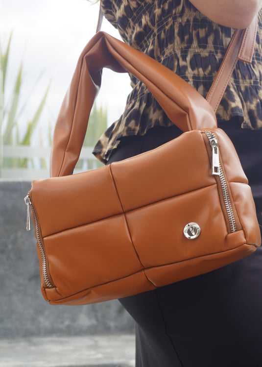 BOLSO DE MANO ACOLCHADO CAMEL