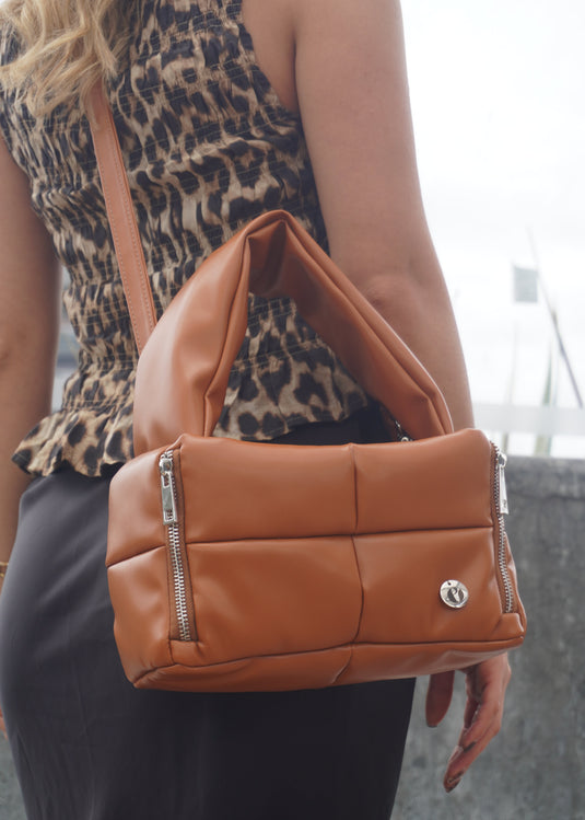 BOLSO DE MANO ACOLCHADO CAMEL