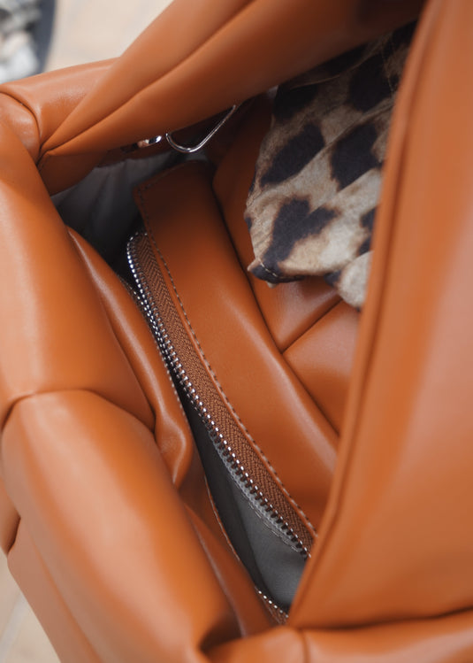 BOLSO DE MANO ACOLCHADO CAMEL