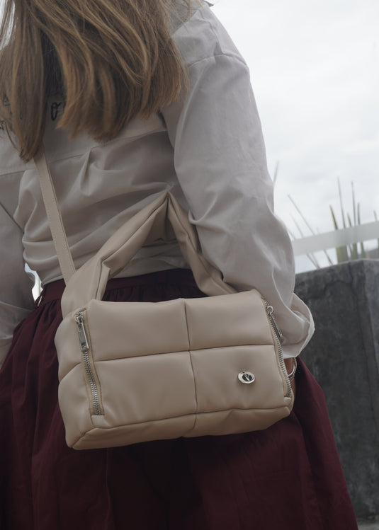 BOLSO DE MANO ACOLCHADO VAINILLA