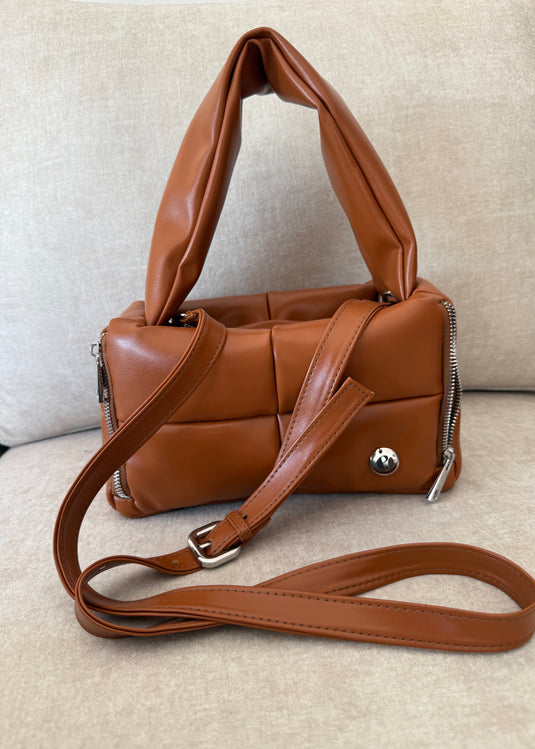 BOLSO DE MANO ACOLCHADO CAMEL