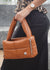 BOLSO DE MANO ACOLCHADO CAMEL